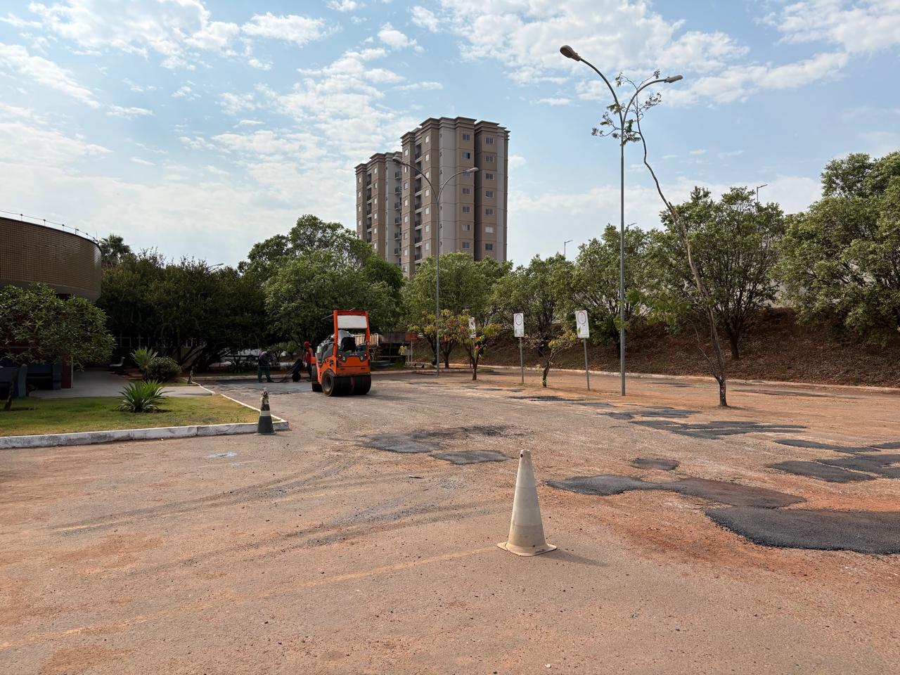 HEAPA recebe operação de tapa-buracos no estacionamento