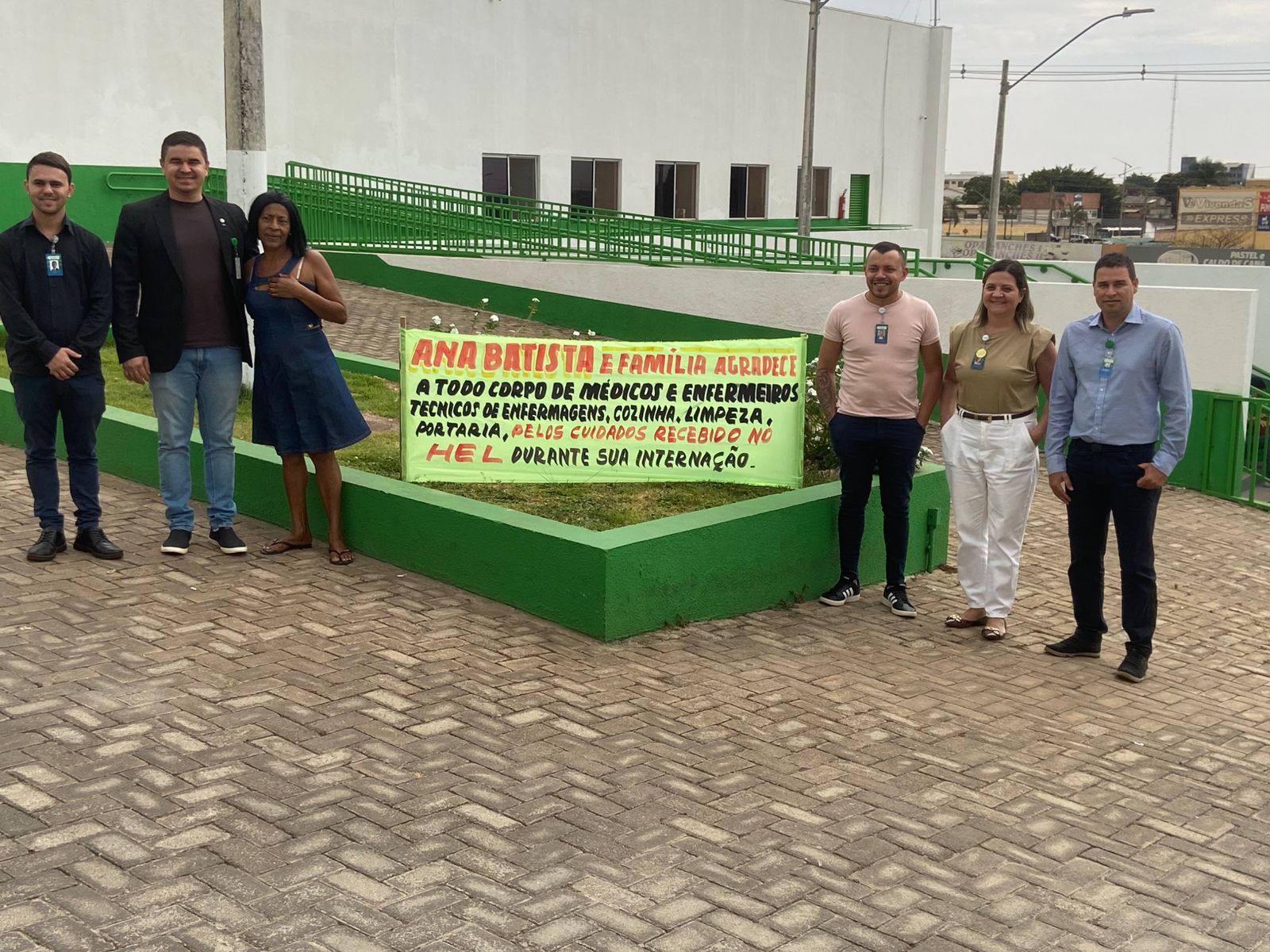 Profissionais do HEL são surpreendidos com homenagem de paciente