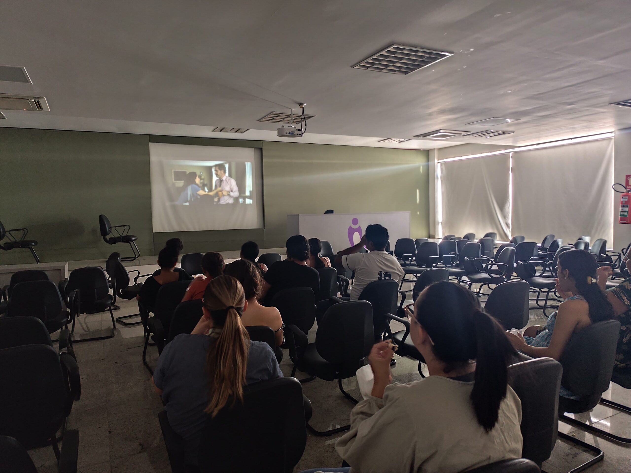 HMDI promove sessão de cinema para mães de bebês internados