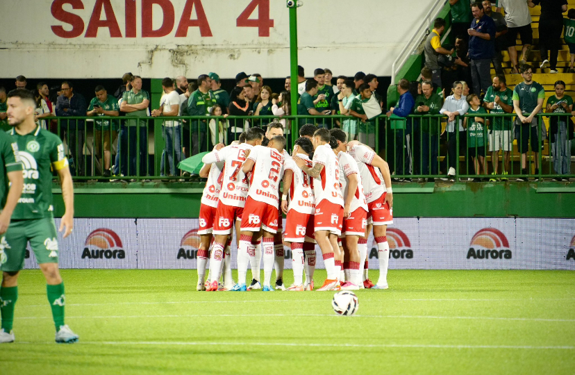 Chapecoense e Vila Nova empatam em jogo marcado por pênaltis, gols e tensão