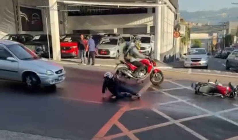 Acidente grave com moto após caminhão tombar óleo em rua