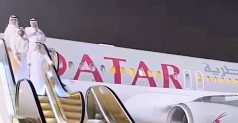 Família real do Catar desembarca de jato privado com escada rolante banhada a ouro