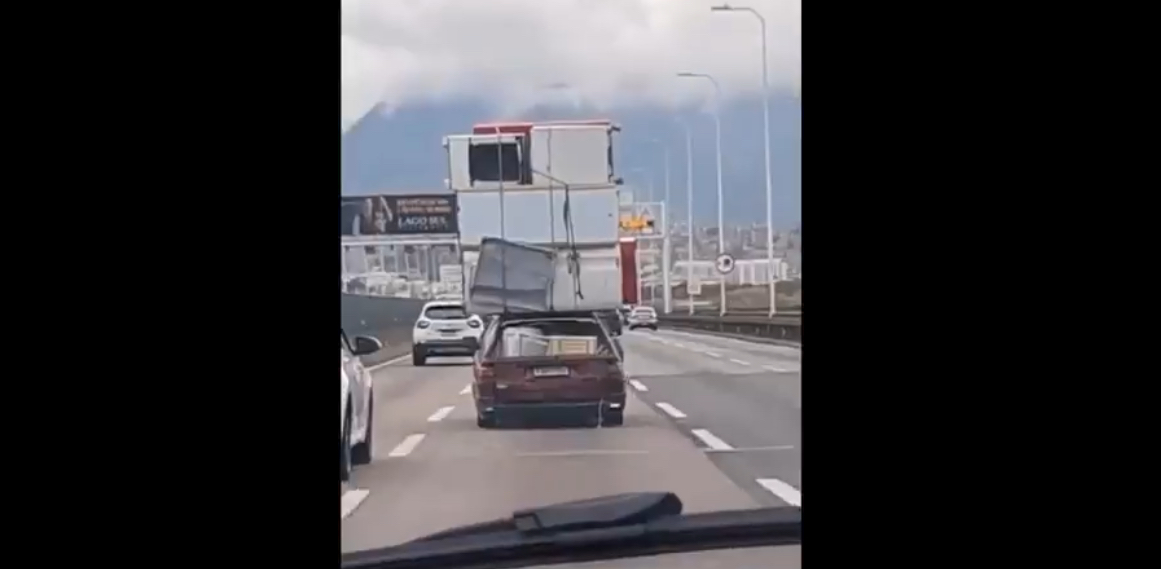 Carro transporta seis geladeiras em cena inusitada na Ponte Rio-Niterói