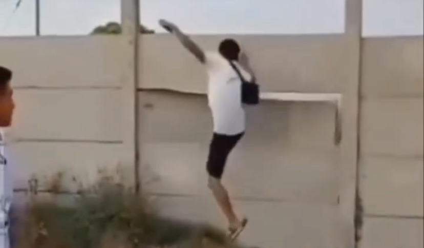 Jovem se fere ao tentar derrubar muro com chute; estrutura cede e atinge perna