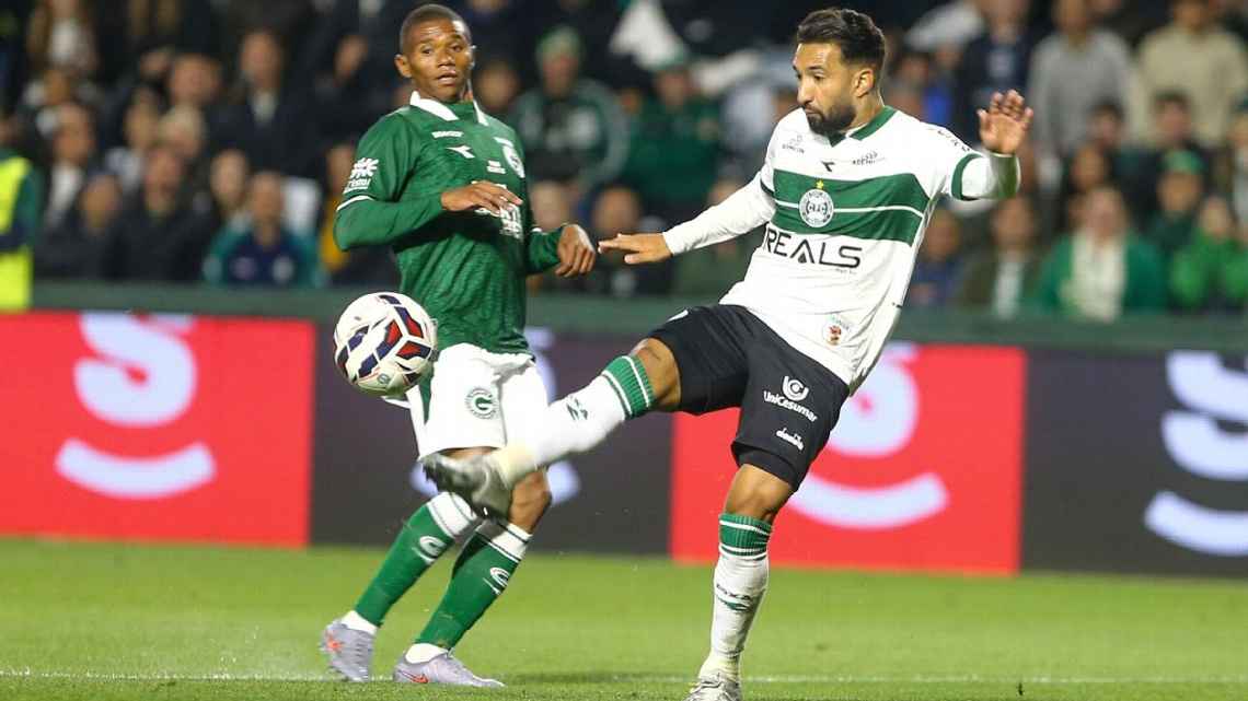 Goiás segura líder Coritiba fora de casa e segue na cola pela ponta da Série B