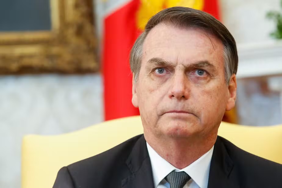Bolsonaro é internado com anemia, opera lesões de pele e tem alta no mesmo dia