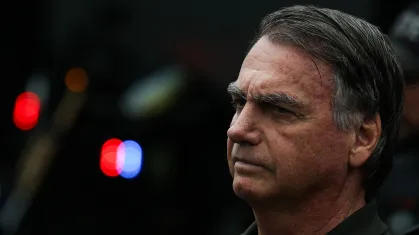 Bolsonaro passa mal e é hospitalizado com crise forte de soluço, vômito e pressão baixa