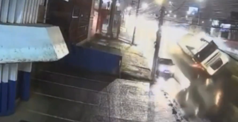 Motorista desvia de caminhão tombado e escapa de acidente fatal