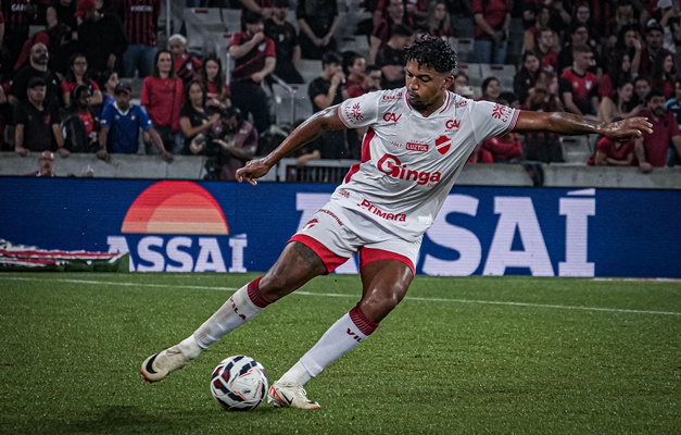 Vila Nova cai diante do Athletico-PR (2 a 0) e vê sonho do G4 ficar mais distante