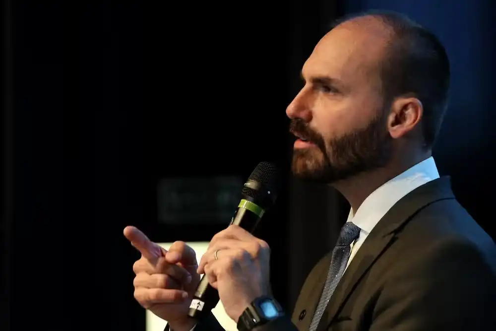 PGR denuncia Eduardo Bolsonaro e Paulo Figueiredo por coação contra STF