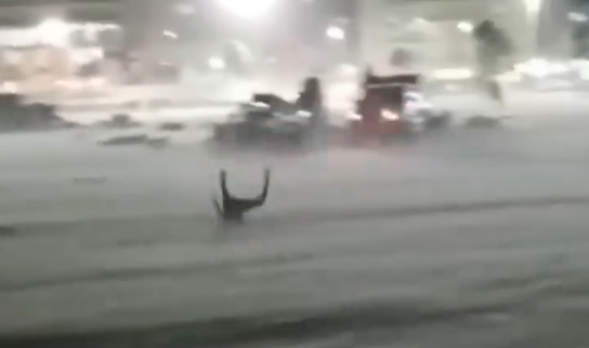 Vídeo: Ventania de 70 km/h arrasta móveis e assusta banhistas em praia de SP