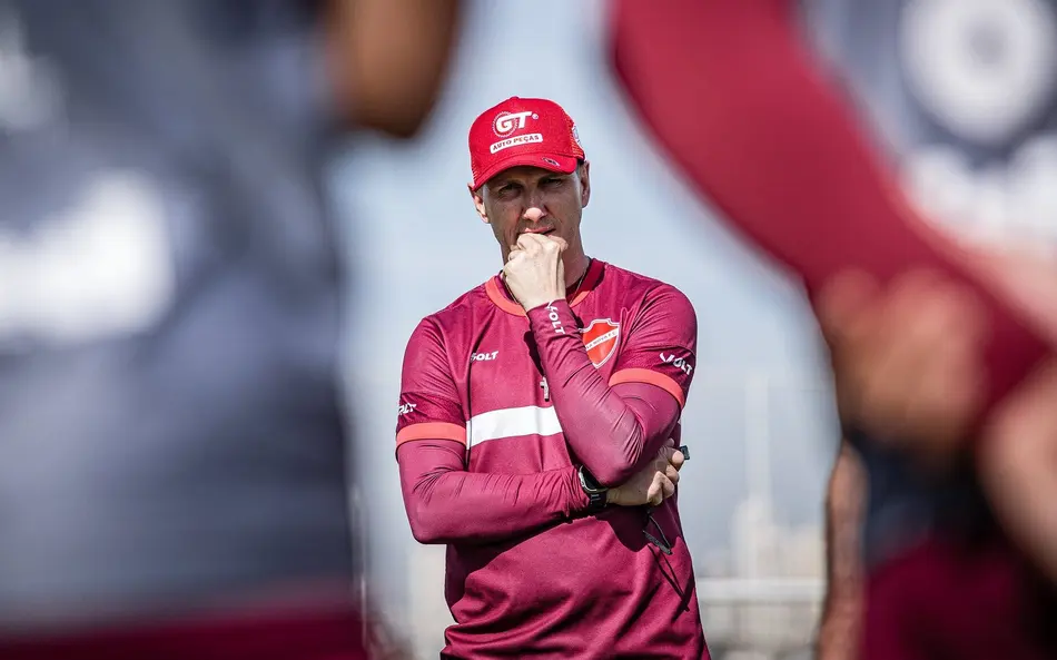 Paulo Turra é demitido do Vila após empate com Cuiabá e sequência de seis jogos sem vitórias