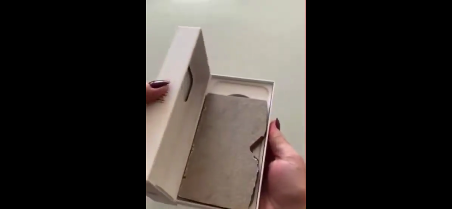 Mulher compra iPhone por R$ 8.549 e recebe pedaço de azulejo na caixa