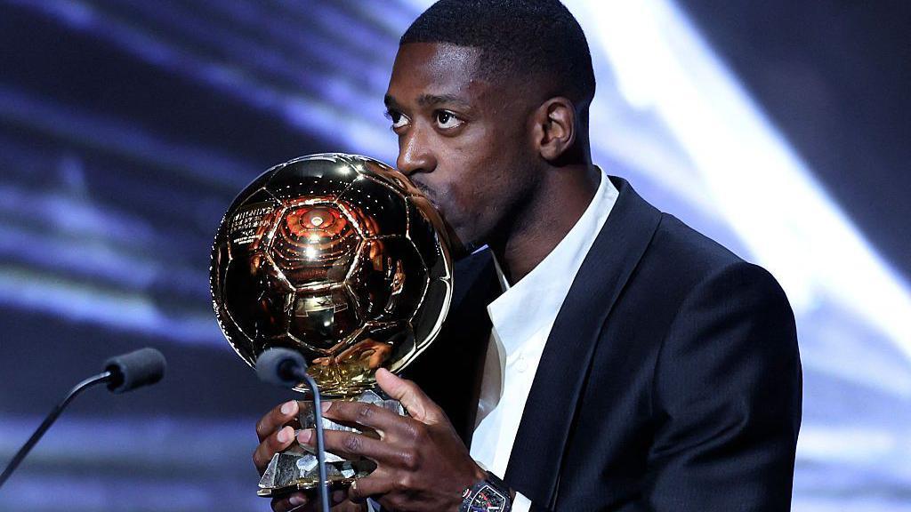 Atacante do PSG, Dembelé conquista Bola de Ouro; Raphinha é quinto e Vini fica em 16º