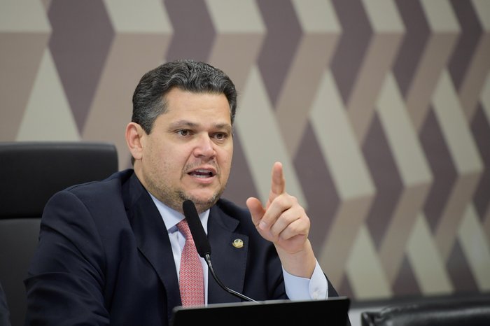 PEC da Blindagem é arquivada e Alcolumbre afirma ter seguido regimento do Senado
