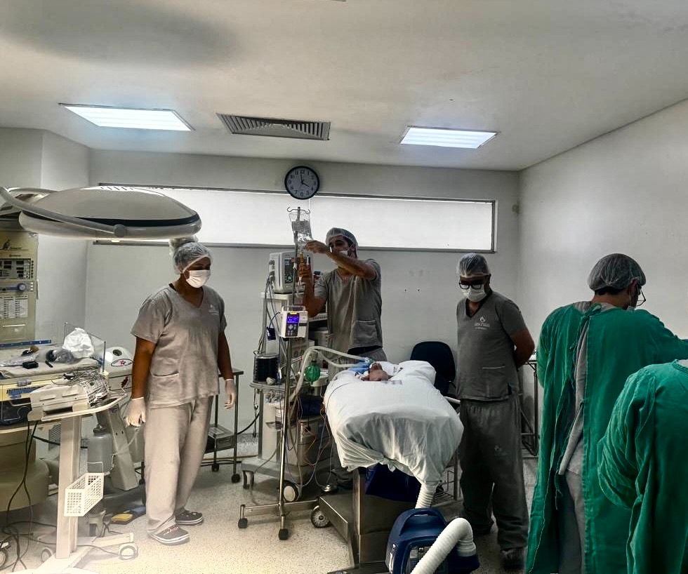 Fotos: Divulgação/SMS - Laparotomia exploratória em bebê de 33 dias no HMDI