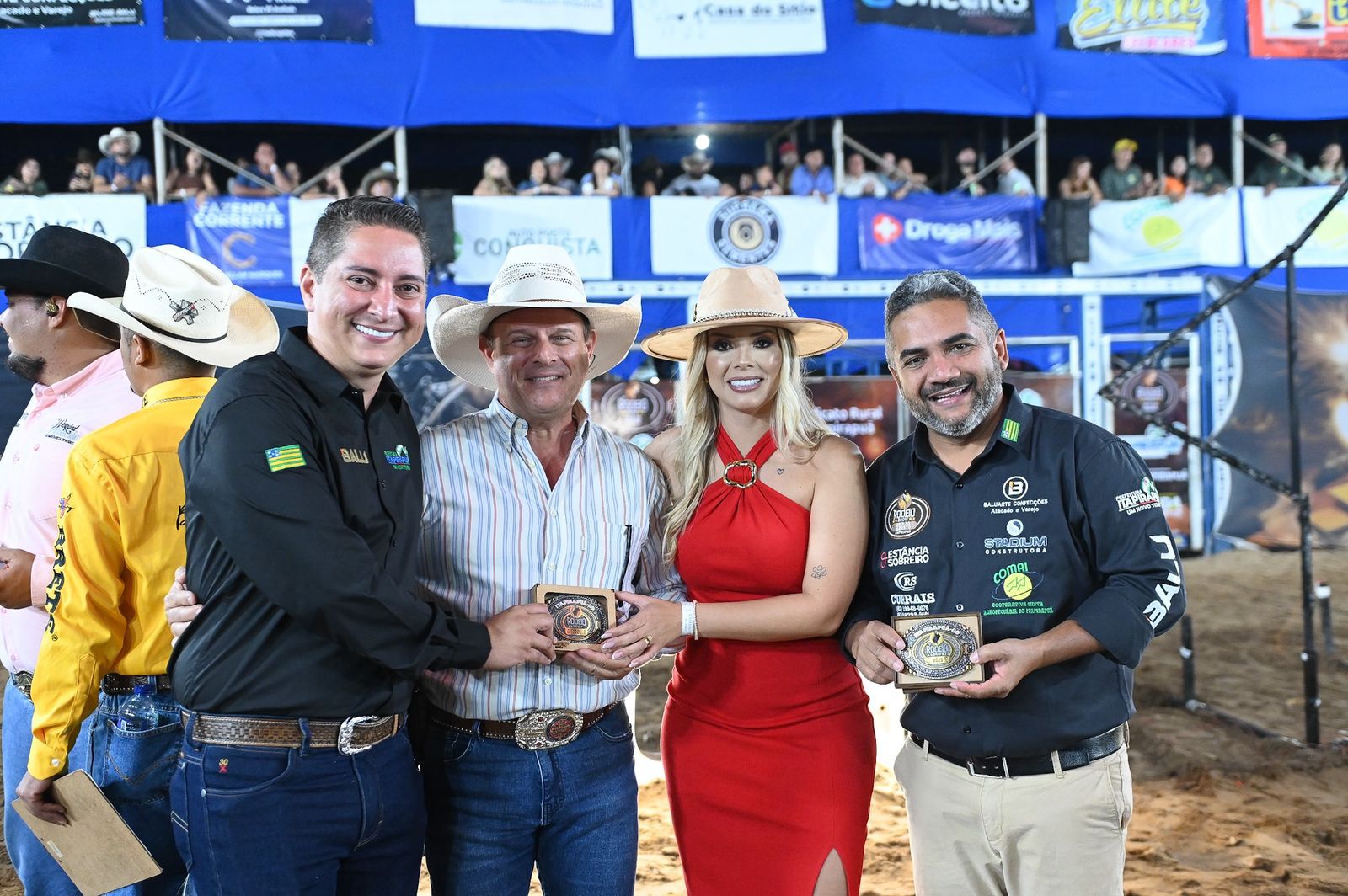 Presidente do Sindicato Rural é homenageado no Rodeio Show de Itapirapuã