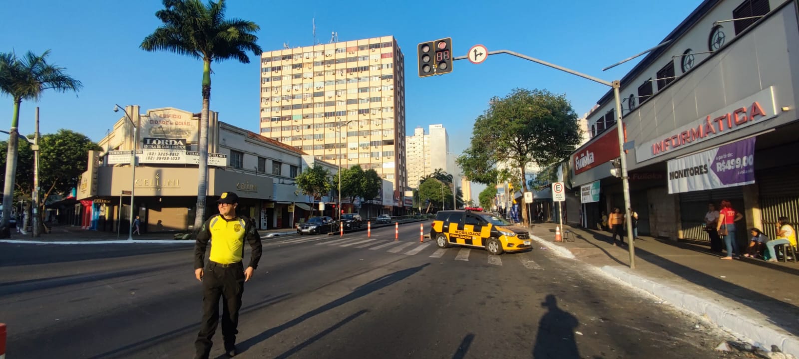 Incêndio destrói loja de colchões e boqueia avenida Anhanguera