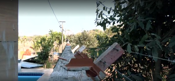 Queda de muro atinge dois homens em área com piscina em Goiás