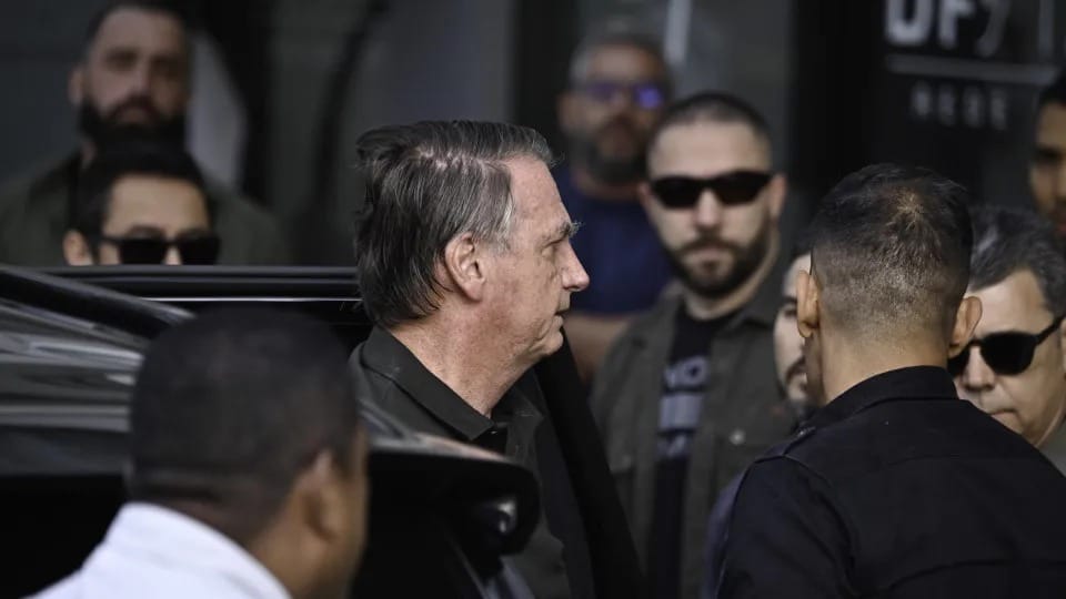 Bolsonaro deixa prisão domiciliar sob forte escolta para fazer exames em Brasília