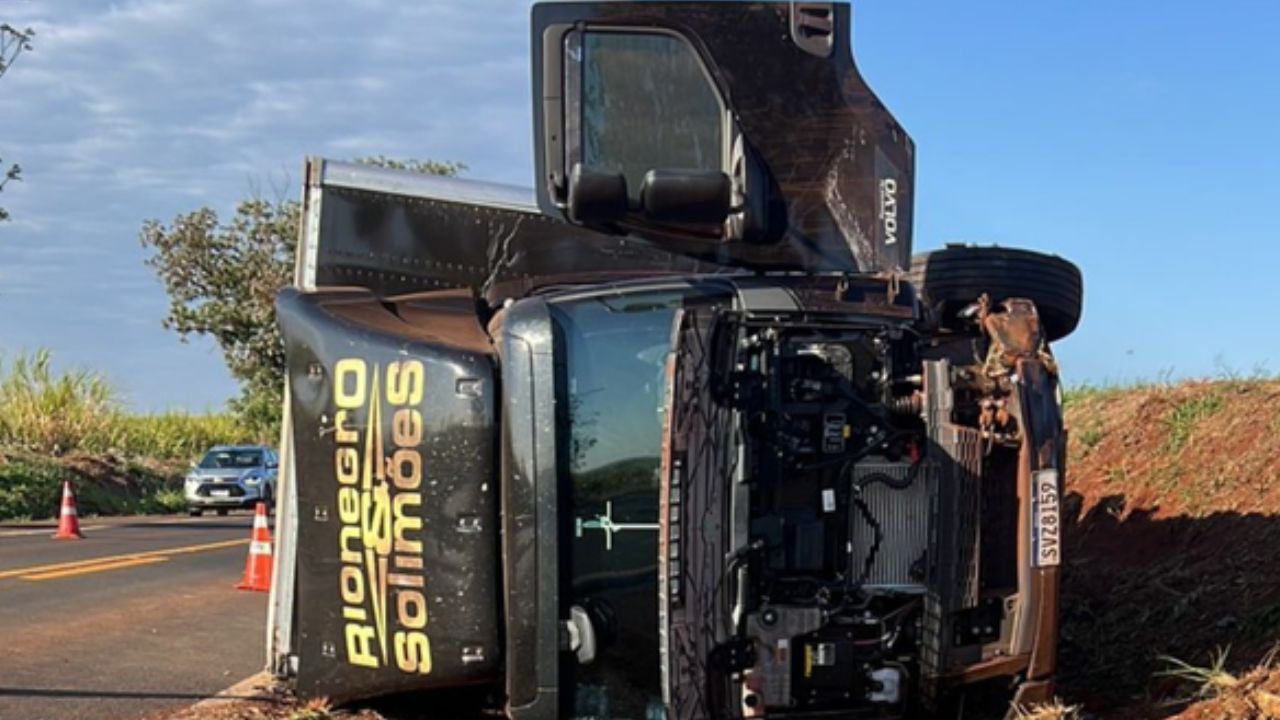 Acidente envolve caminhão da equipe da dupla Rio Negro &amp; Solimões no Paraná