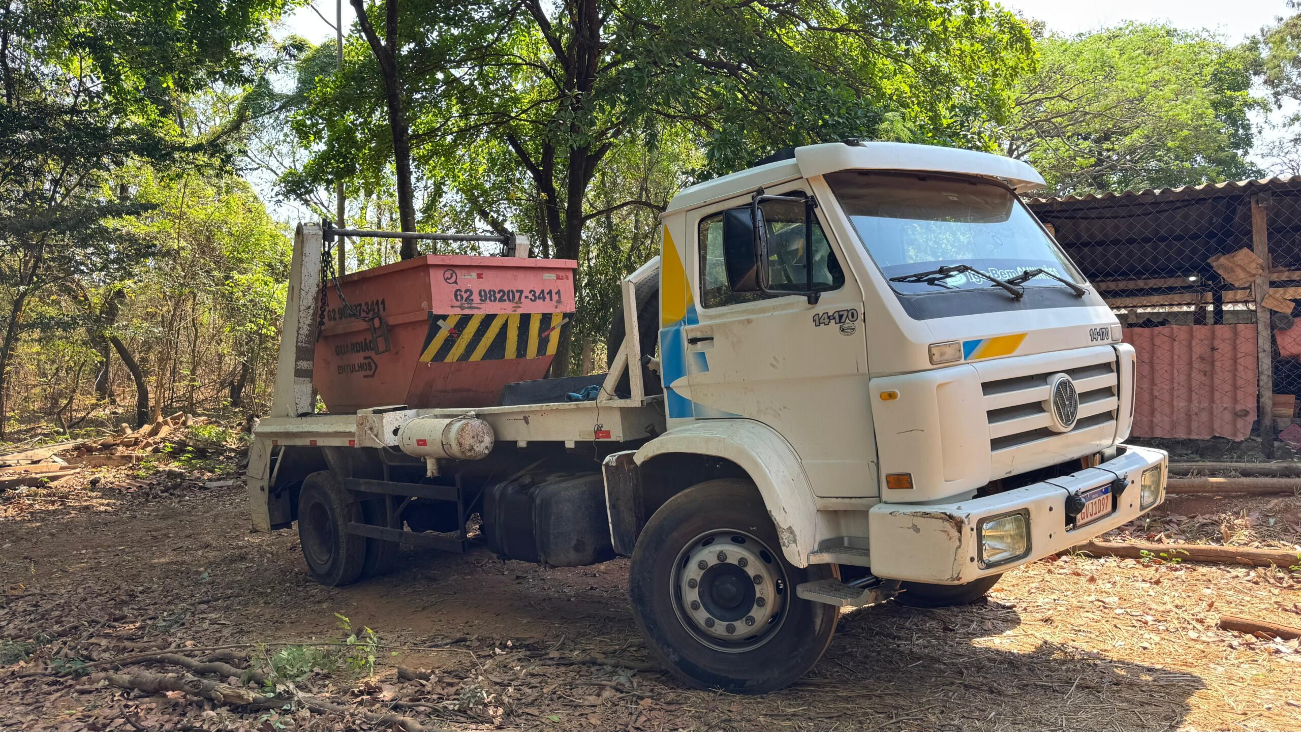 Caminhão é apreendido por descarte irregular em Aparecida