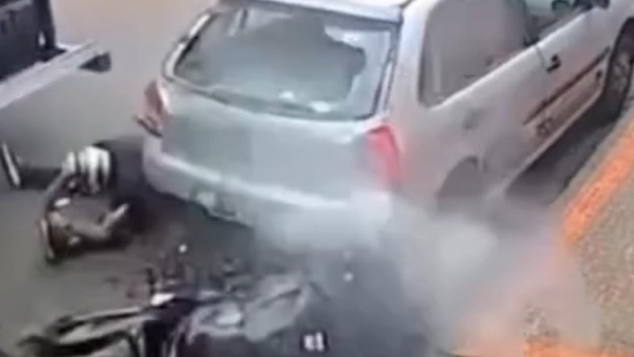 A força do impacto projetou o condutor contra a traseira de um veículo estacionado no local.