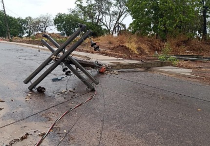 Cabos soltos em postes causam mortes e aumentam risco em período de chuvas