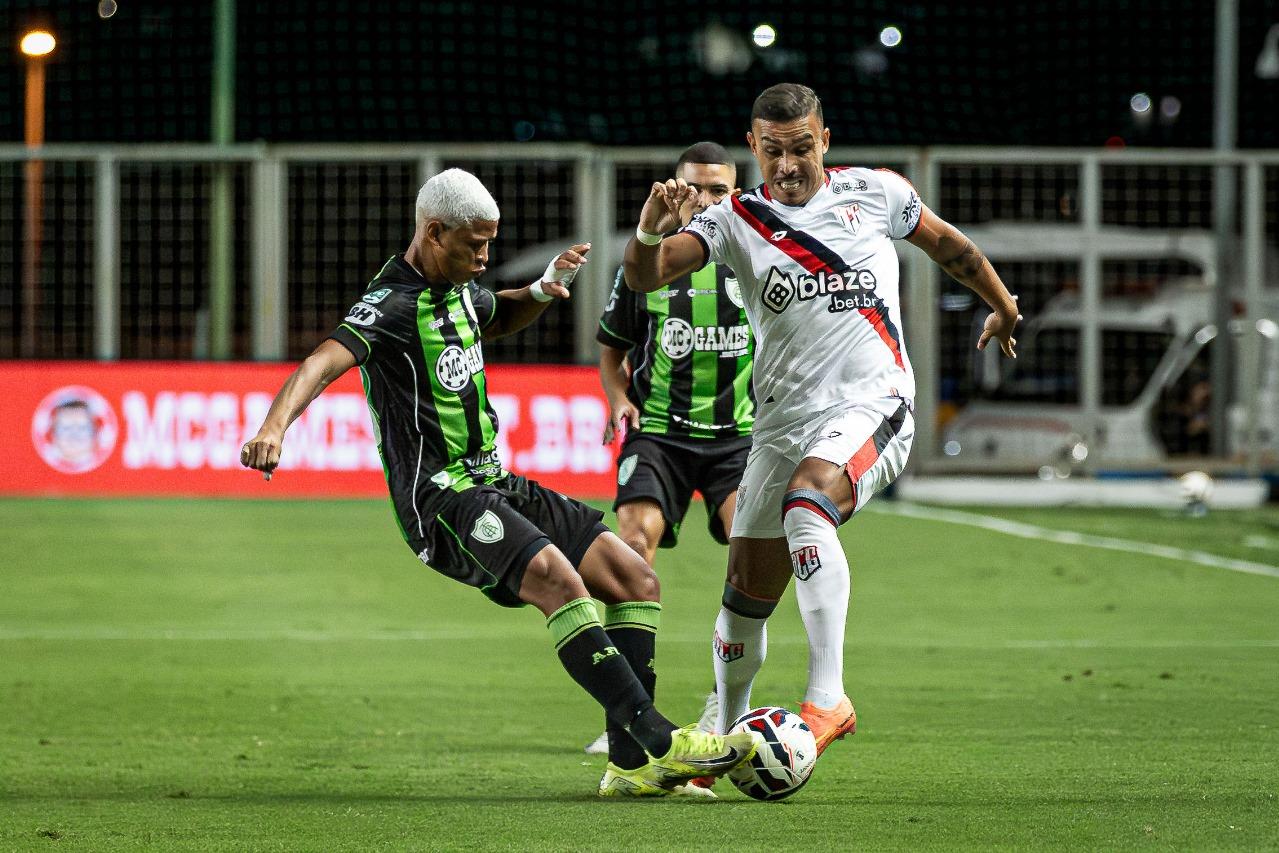 Atlético-GO e América-MG duelam por objetivos opostos no Accioly