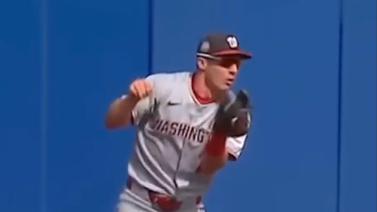 Vídeo: Jogador de beisebol impressiona com cena inacreditável ao pegar bola