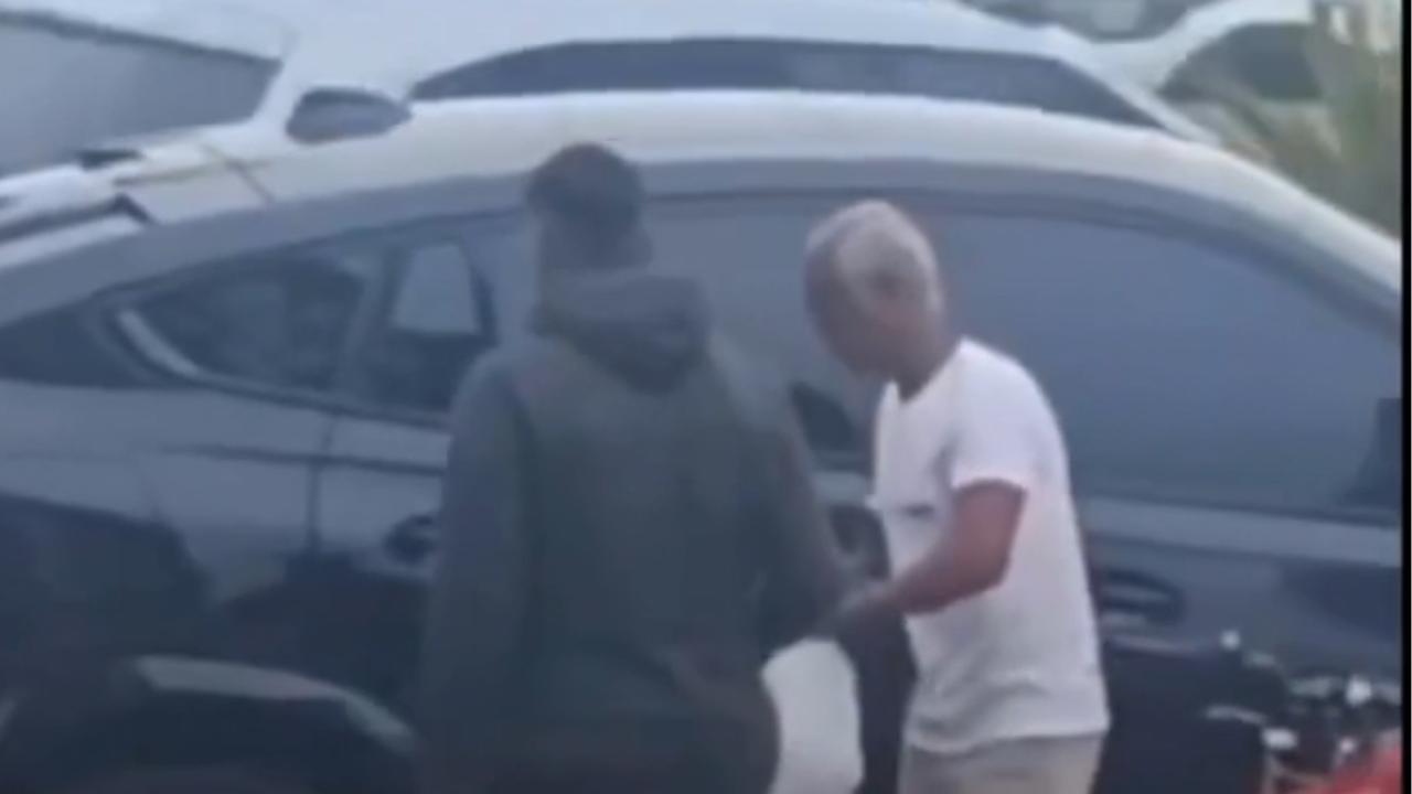Romário fica sem gasolina em BMW de R$ 1,5 mi e recebe auxílio de motoboy