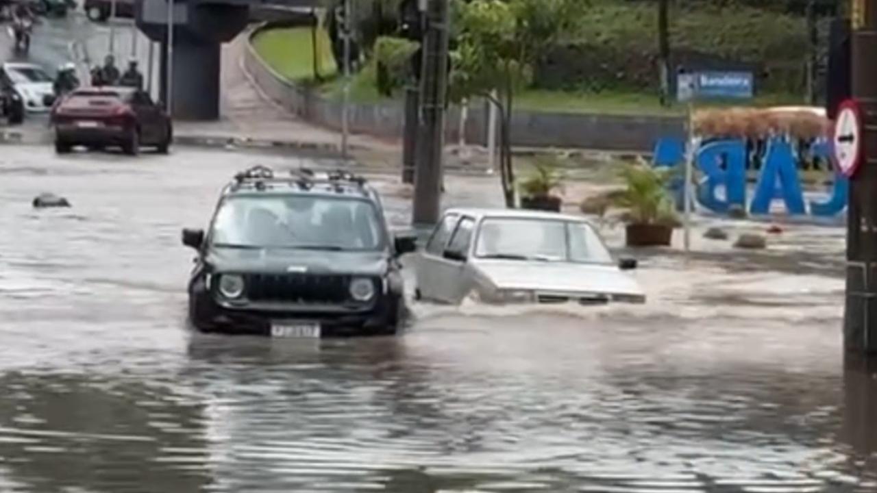 Vídeo: Uno supera Jeep em enchente e consolida título de "guerreiro"