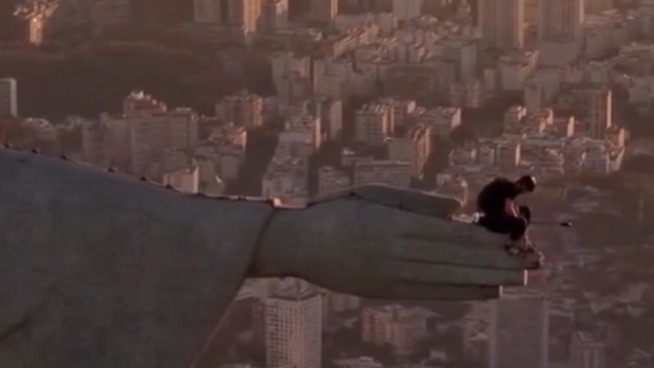 Dois homens saltam de paraquedas do cristo redentor em ação criminosa