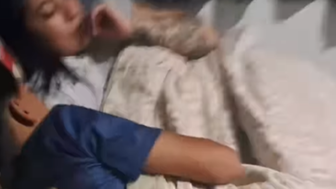 Pai encontra filho de 18 anos abraçado na cama com madrasta e situação gera polêmica