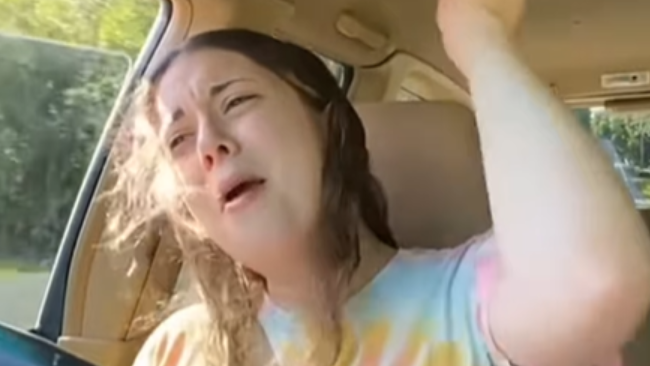 Jovem sofre capotamento ao filmar vídeo para TikTok