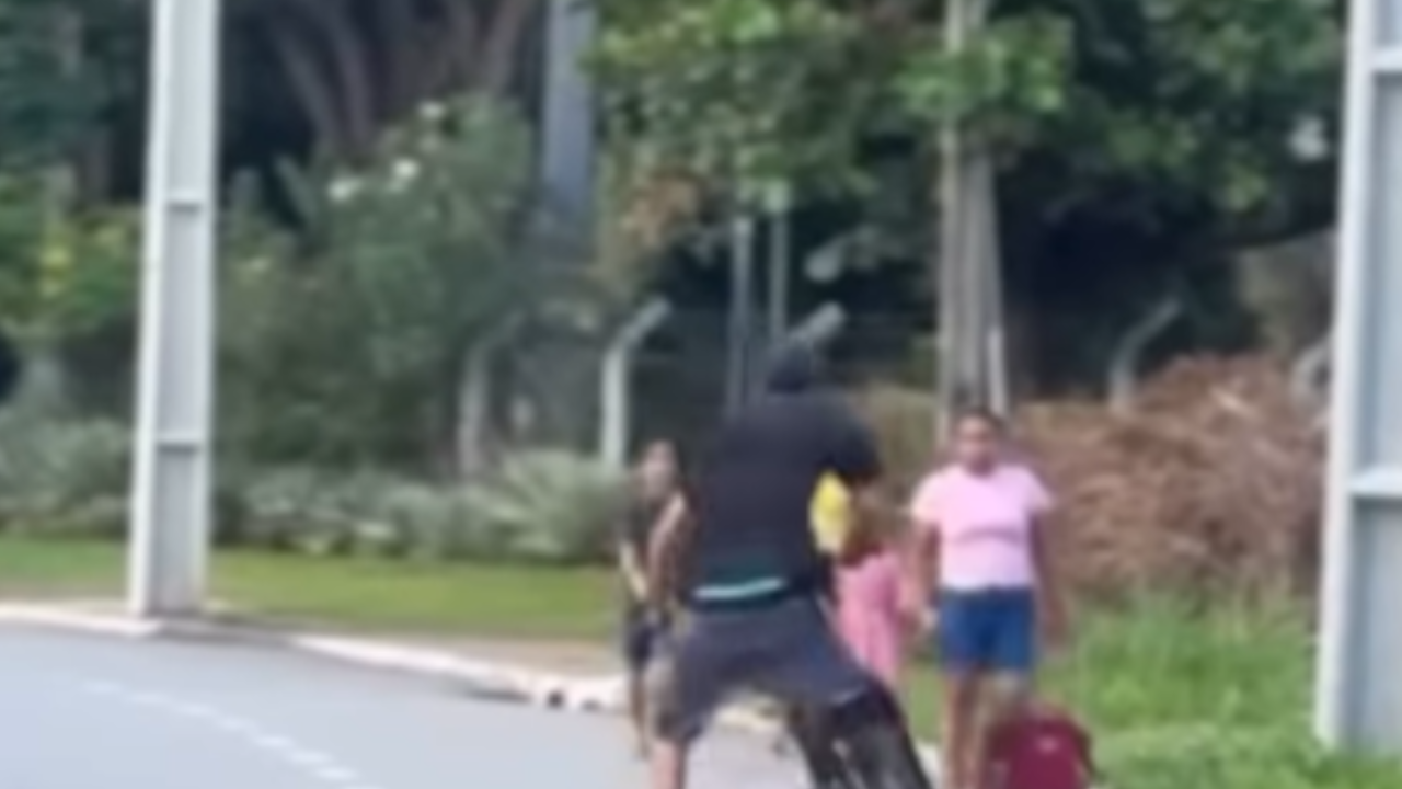 Jovem se arrisca em manobra de bicicleta e atinge criança em via pública