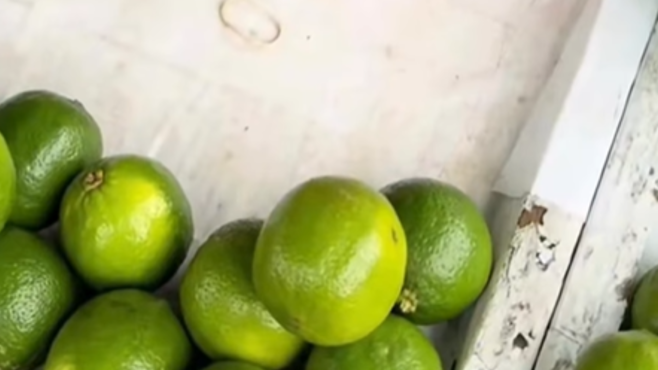 Feirante revela técnica simples para extrair todo o suco do limão