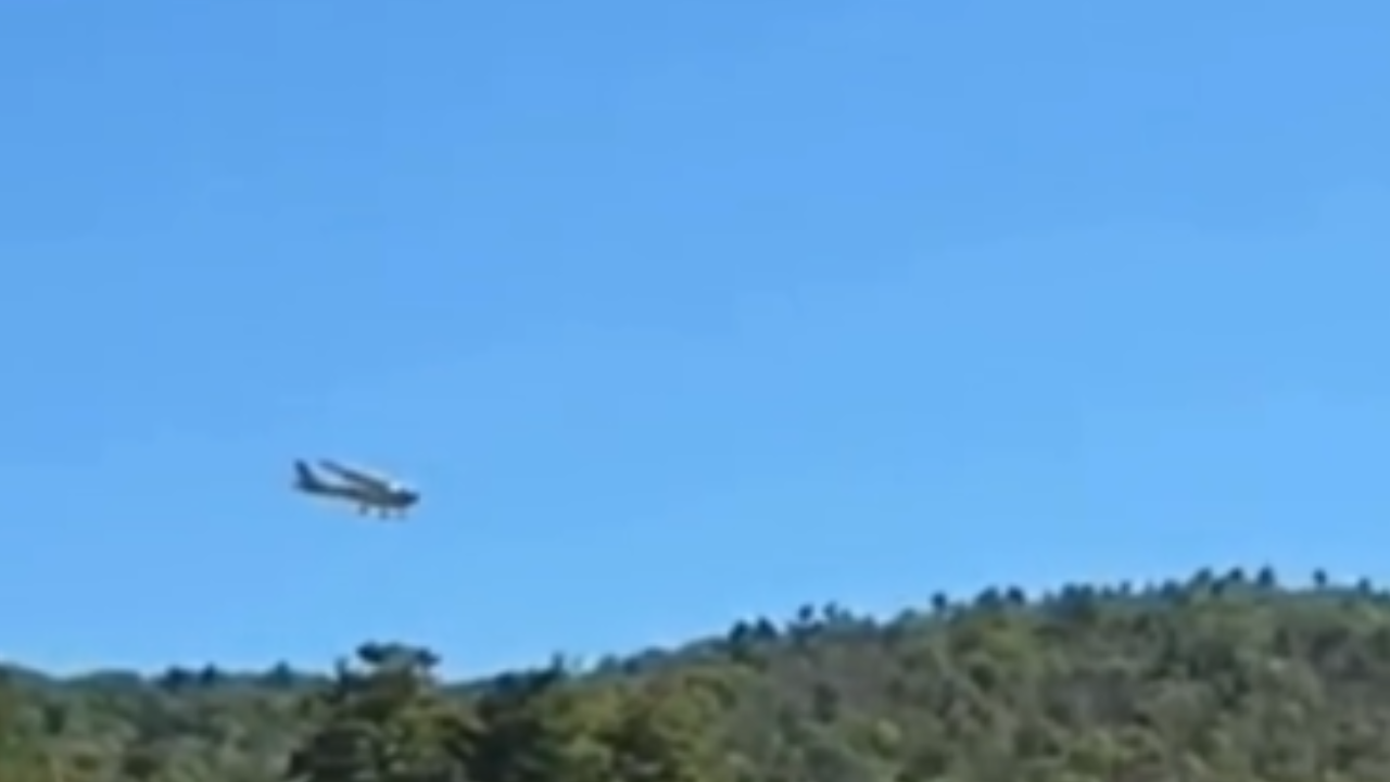 Vídeo: Avião de pequeno porte faz pouso de emergência em autódromo nos EUA