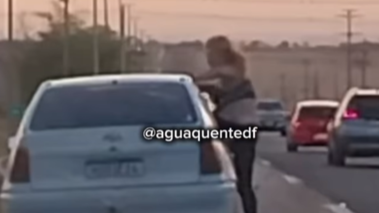 Mulher cai de janela de carro em movimento e fica ferida na BR-060, no DF