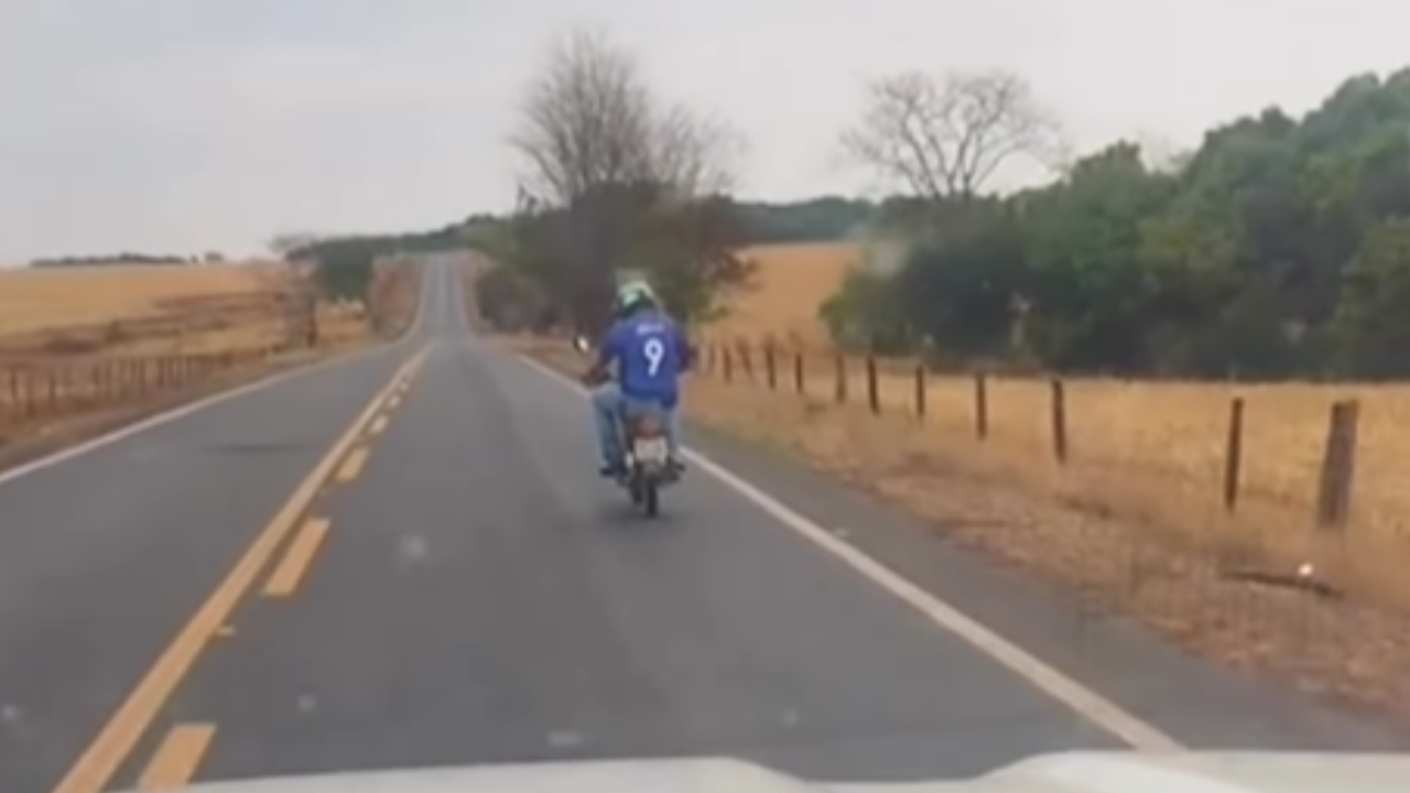 Vídeo: Motociclista supostamente embriagado é visto ao andar em zigue-zague na GO-156