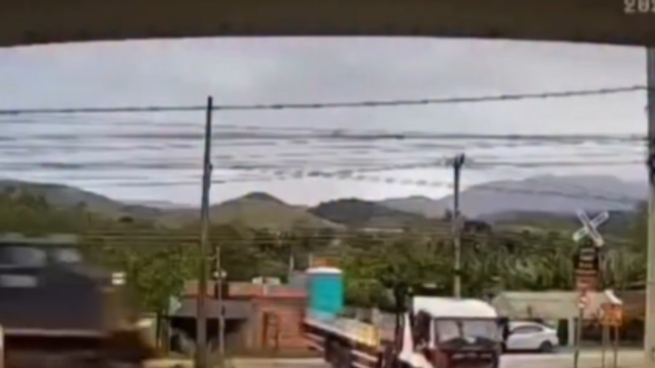 Vídeo: Trem atinge caminhão e deixa dois feridos em linha férrea no RJ