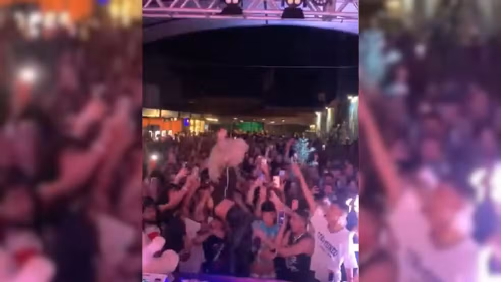 Pabllo Vittar cai ao se jogar do palco durante show em Goiânia