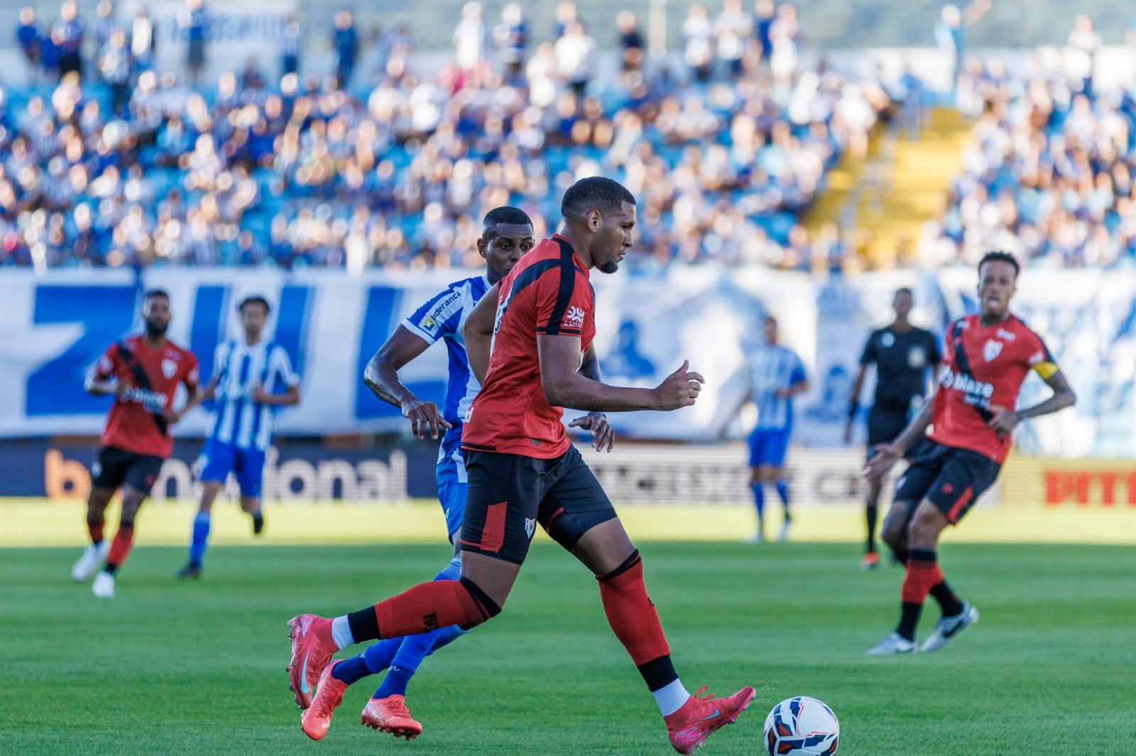 Atlético-GO e Avaí se enfrentam em duelo decisivo da Série B