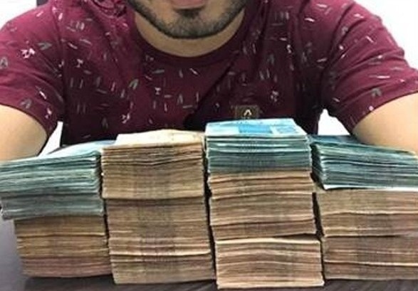 Selfies com dinheiro reforçam o afastamento do governador do Tocantins