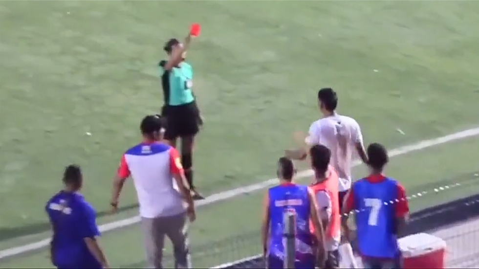 Árbitra é agredida com tapa no rosto por jogador durante partida na Colômbia