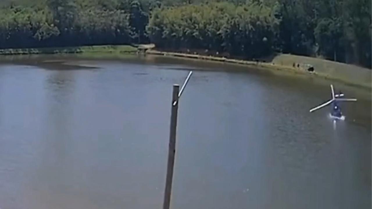 Vídeo: Helicóptero cai em pesqueiro com duas pessoas a bordo; ambas sobrevivem