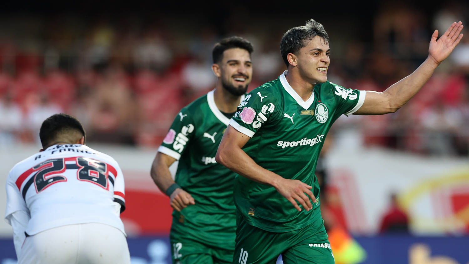 Palmeiras é o novo líder do Brasileirão 2025 após virada histórica sobre o São Paulo