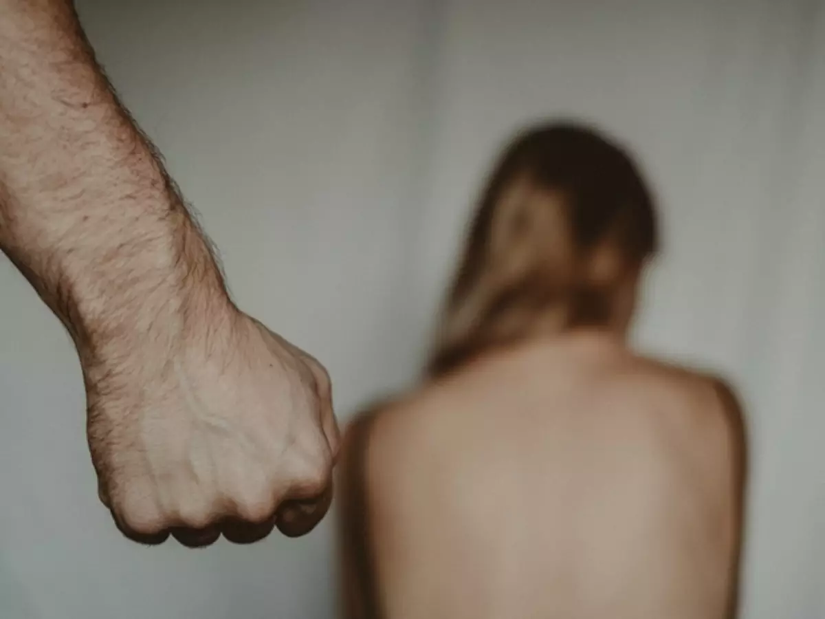 Homem espanca esposa até ela desmaiar