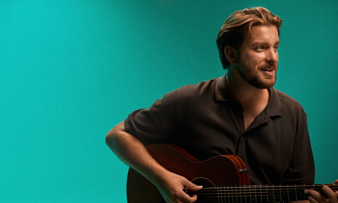 Tiago Nacarato garante espetáculo íntimo em performance no Teatro Sesi