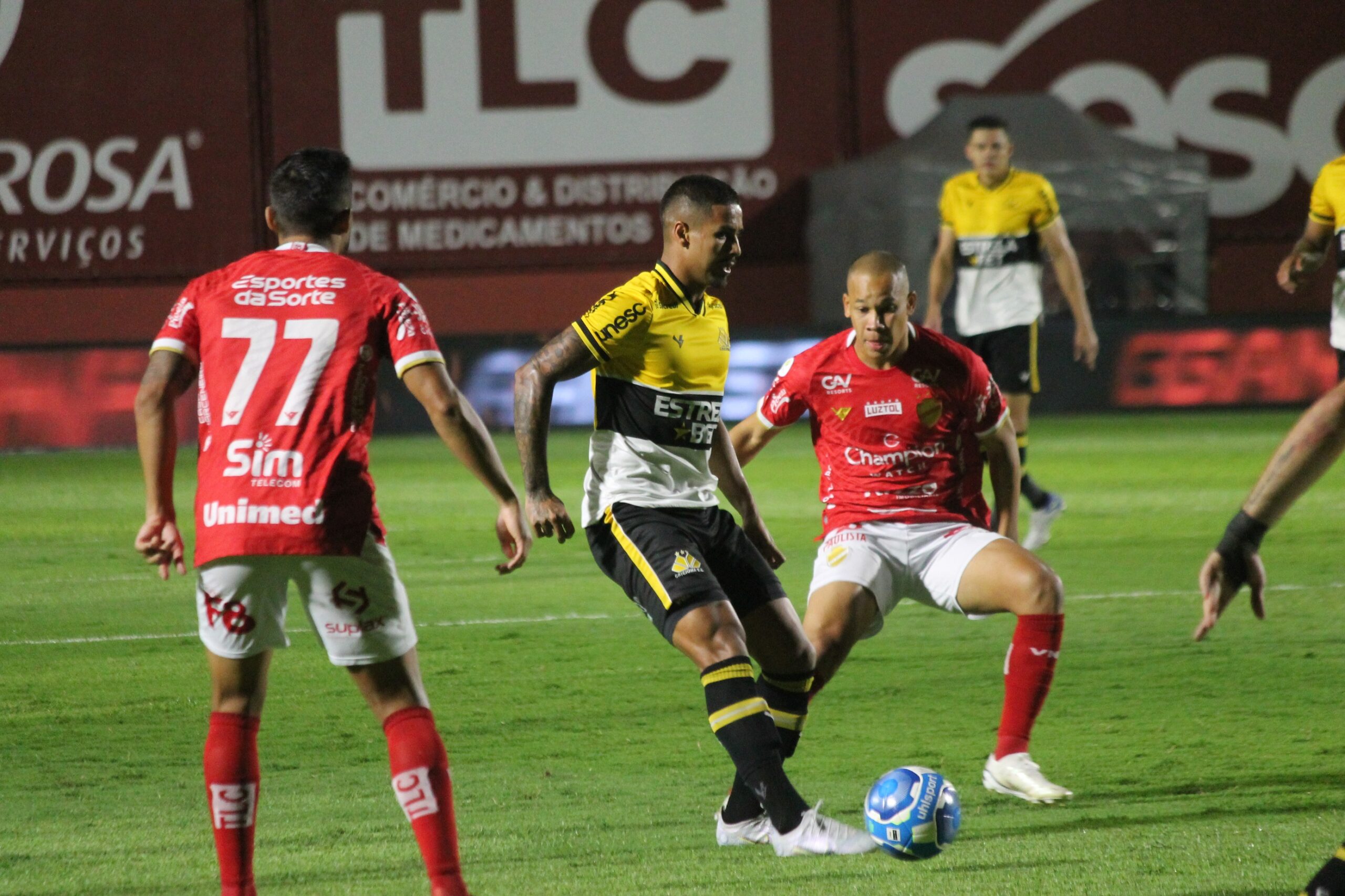 Vila Nova tenta afastar risco de rebaixamento contra Criciúma em alta no G4